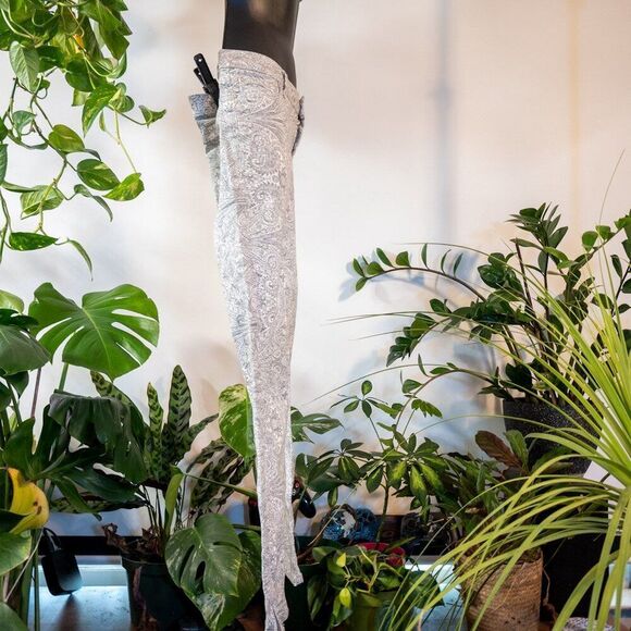 Zara White & Gray Paisley Denim Jeans, Slim Fit, Size 4 - Picture 3 of 7